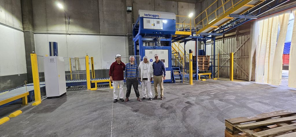 Paletizadora Verbruggen instalada en una planta de harina en Argentina, con el equipo de Camet Robótica
