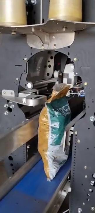 Cosedora automática Camet cerrando una bolsa de hortalizas a la salida de la pesadora.
