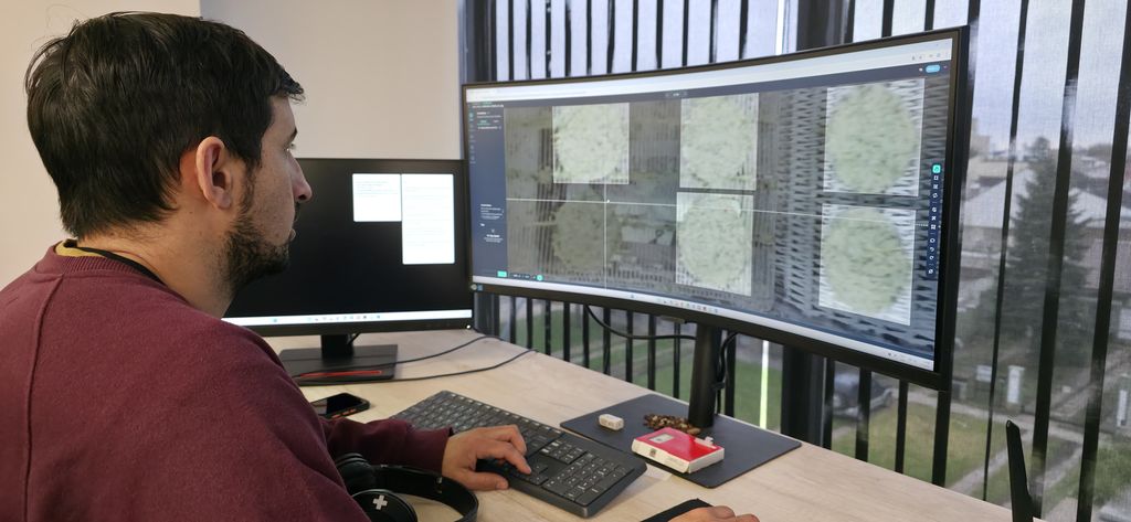 Operador de Camet Robótica monitoreando un sistema de visión artificial en varios monitores