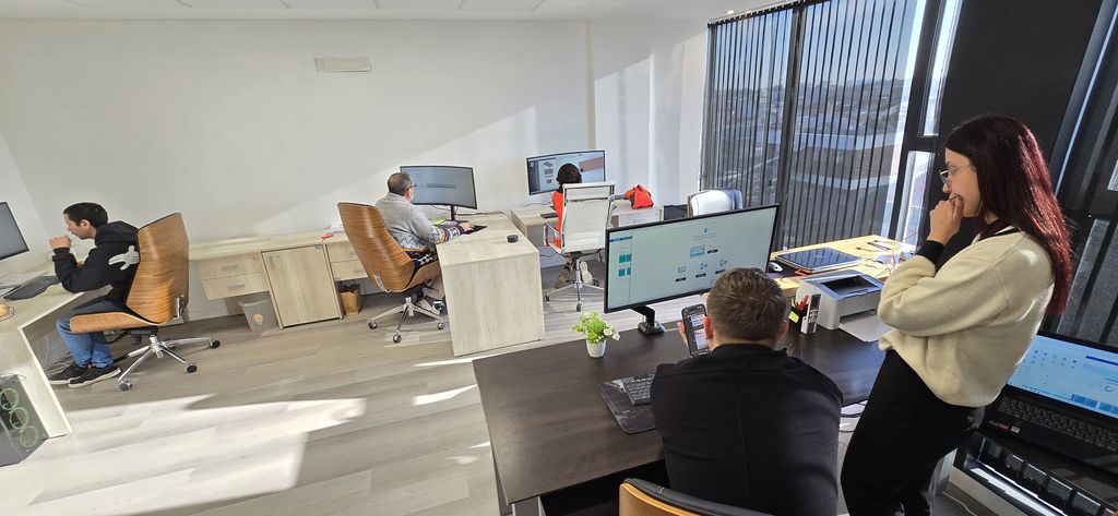 Equipo de Camet Robótica trabajando en las oficinas de Mar del Plata