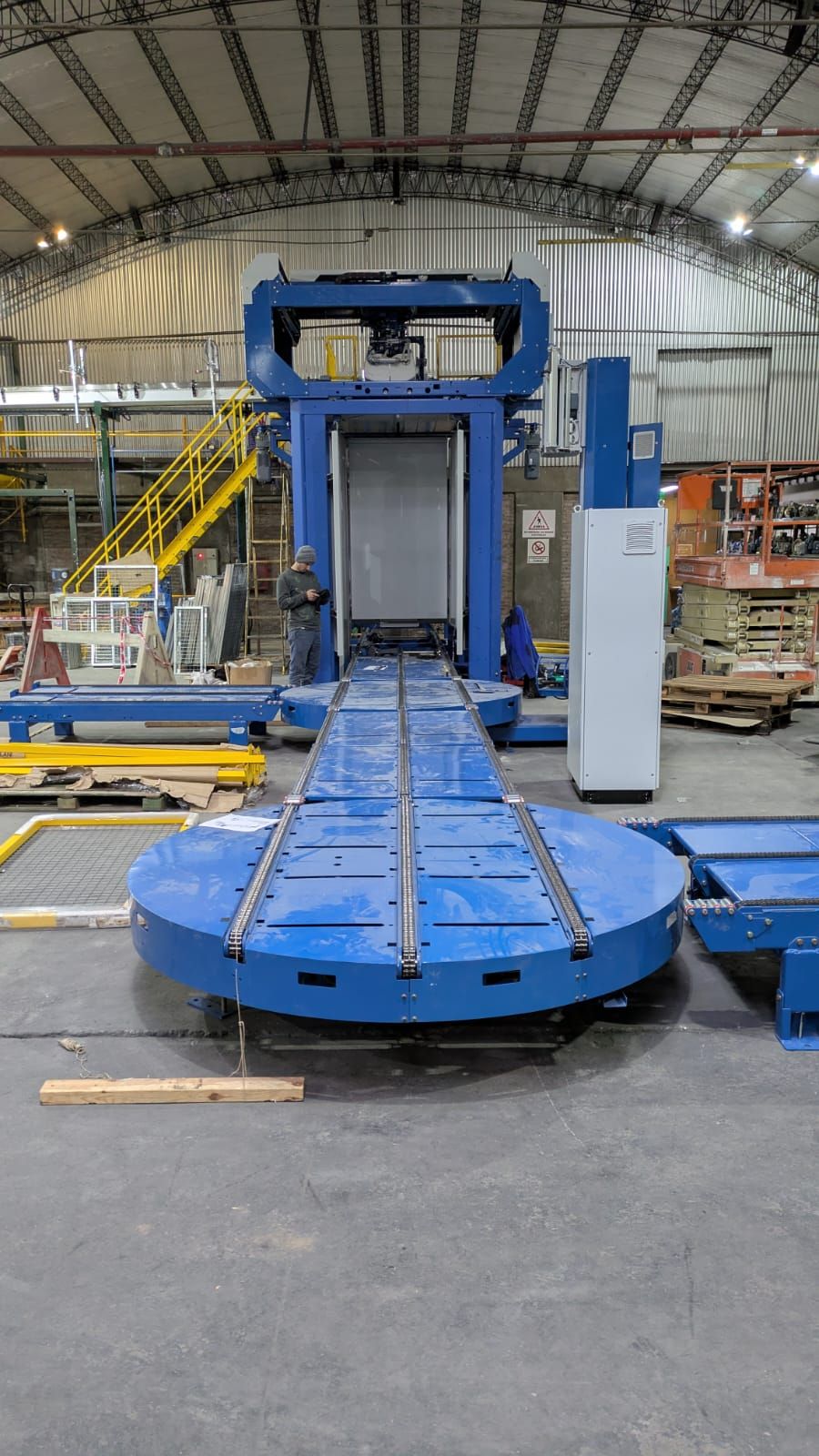 Paletizadora Verbruggen azul en un depósito de una planta de empaque