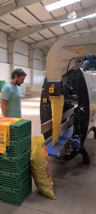 Pesadora automática Camet integrada a una línea de embolsado durante la producción.