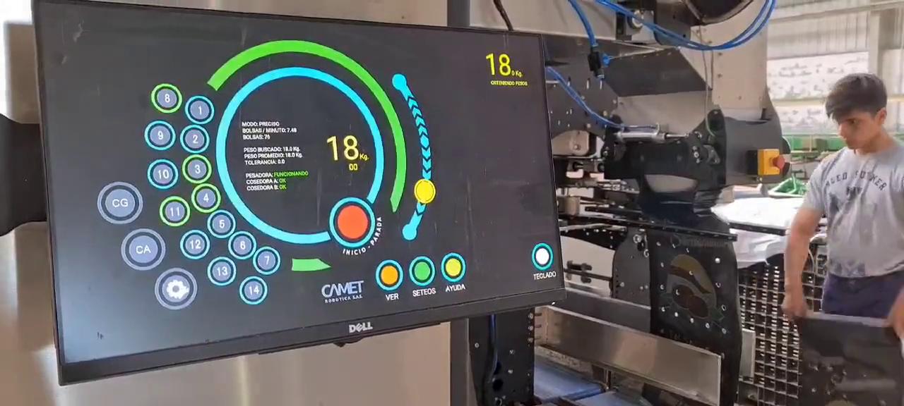 Panel táctil de la pesadora automática Camet con el estado de la máquina y las estadísticas de producción.