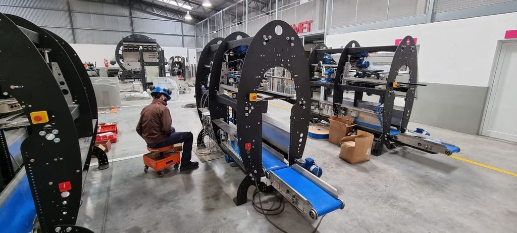 Dos pesadoras automáticas Camet con cintas transportadoras en la planta de fabricación de Mar del Plata